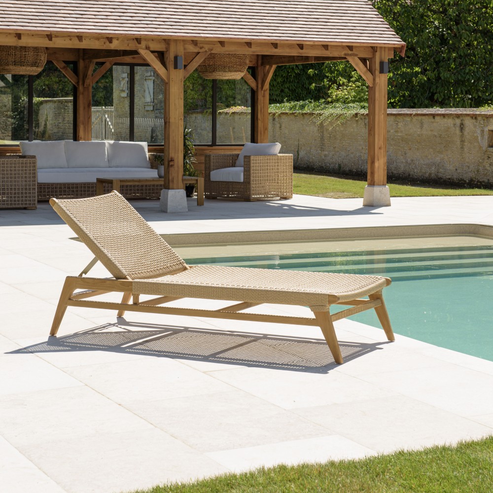 Bain de soleil VALERIA en teck naturel et rotin synthétique Bain de soleil VALERIA en teck naturel et rotin synthétique