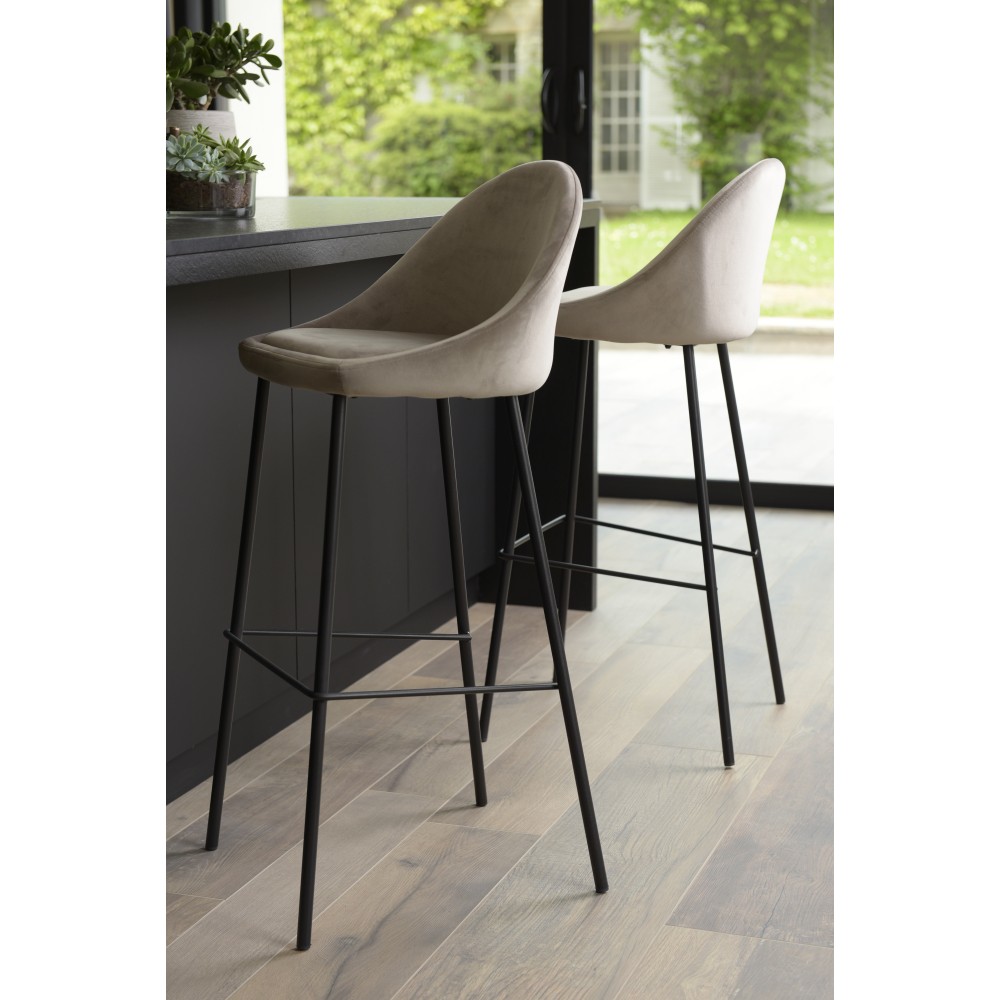 SECOND-HAND - Set of 2 camel velvet bar stools, seat height 80 cm SECOND-HAND - Set of 2 camel velvet bar stools, seat height 80 cm
