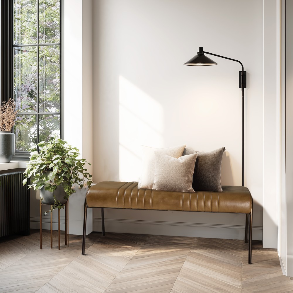 Banc matelassé en cuir marron et pieds acier