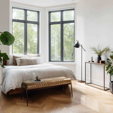 Banc matelassé en cuir marron et pieds acier