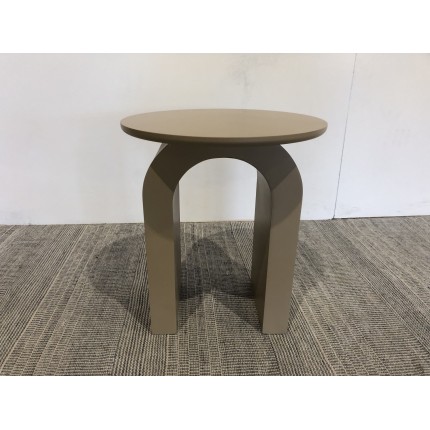 Round side table in taupe lacquered wood, diameter 40 cm | Macabane