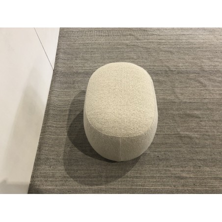 Pouf forme design en tissu petite bouclette beige  | Meubles Macabane