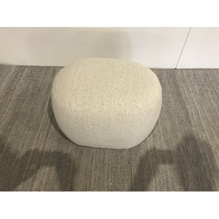 Pouf forme design en tissu petite bouclette beige  | Meubles Macabane