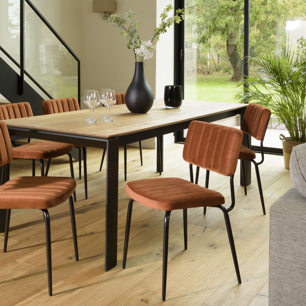 Chaise AGATHE velours orange pieds métal noir Chaise AGATHE velours orange pieds métal noir